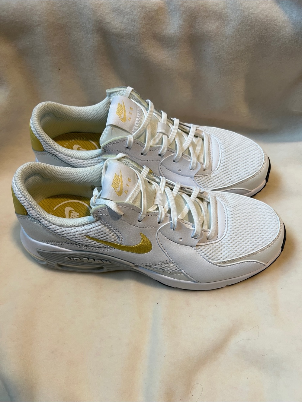 Nike Air Max Excee Women’s White and Yellow Athletic Sneakers Size 9.5 NWOT